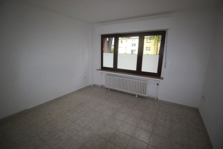 Duisburg - Buchholz, schöne 2 Zimmer Erdgeschoßwohnung komplett renoviert - Photo 2