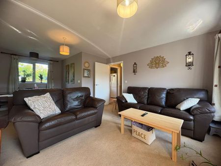 1 bedroom in a flat share to rent - Photo 2