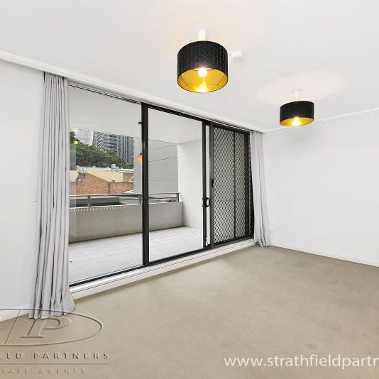 This modern studio apartment is located in the popular "QUADRANT" complex. - Photo 1