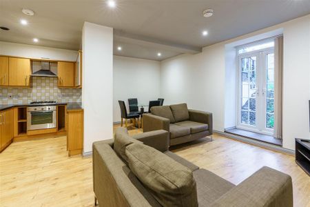 3 bedroom flat to rent - Photo 4