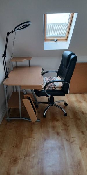 Loft room to let for single female only- Ilford - Photo 1