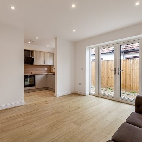 Upper Road, Kennington - Photo 1