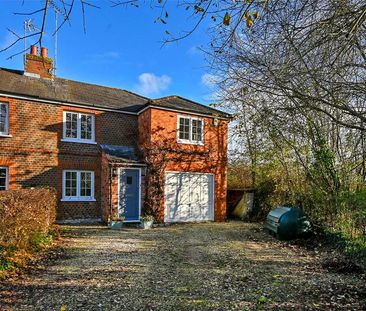 This cottage is a delightful period property located in the heart o... - Photo 2