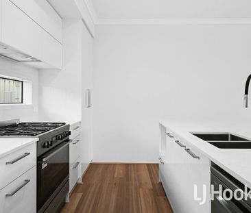 Large home with Theatre in Yanchep - Photo 6