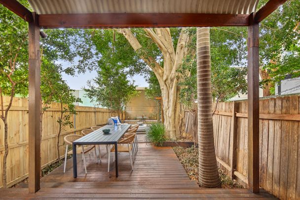 Character cottage with a north-facing courtyard - Photo 1