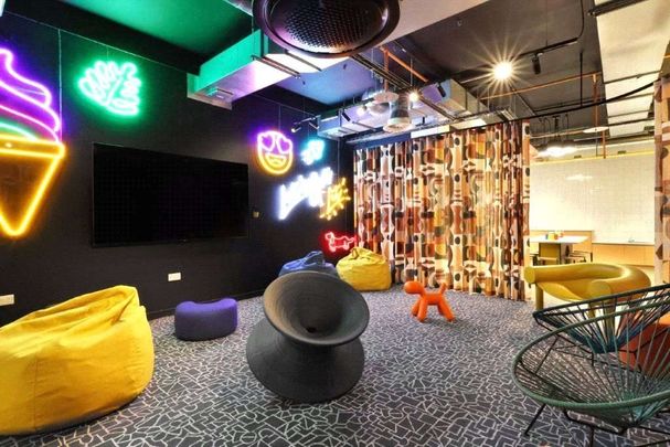 Rent in the iconic Thames Quarter building in the heart of Reading's town centre. This is a 2 bedroom apartment on the fifth floor. - Photo 1