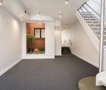 Stylish Family Living with City Views and a Sunny North-Facing Garden - Photo 1