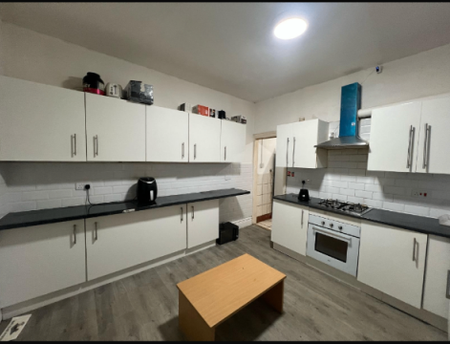 1 bedroom in a house share to rent - Photo 2