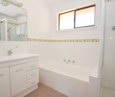 Leafy Cul-de-Sac Comfort – Move Straight In! - Photo 2