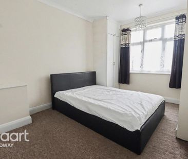 4 bedroom semi-detached house to rent - Photo 4