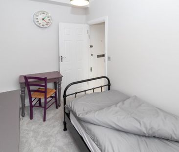 Studio Flat, Du Cane Court, SW17 - Photo 1
