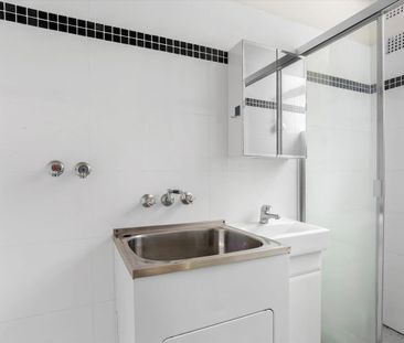 MODERN TWO (2) BEDROOM UNIT JUST MOMENTS FROM ASHFIELD SHOPPING STIP - Photo 4