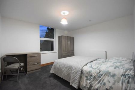 8 bedroom semi-detached house to rent - Photo 2