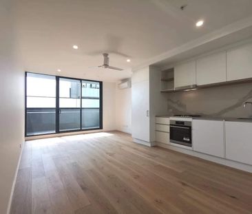 Modern, Spacious & Light Filled Apartment! - Photo 4