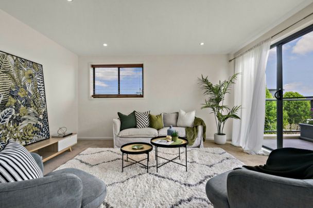 Luxurious 2 Bedroom Apartment With 2 Balconies - Photo 1