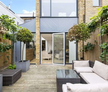 A beautiful family home set off of Bellevue Road at Wandsworth Common. - Photo 1