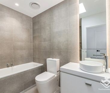 Morden townhome in great central location! - Photo 6