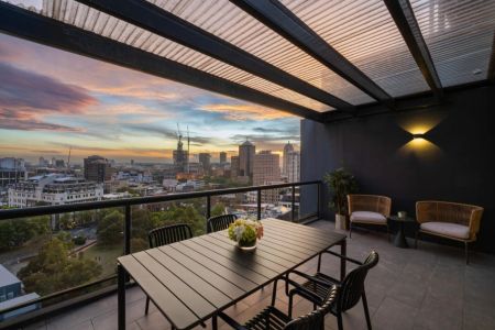 Inner-City Sub-Penthouse with Sweeping District Views - Photo 4