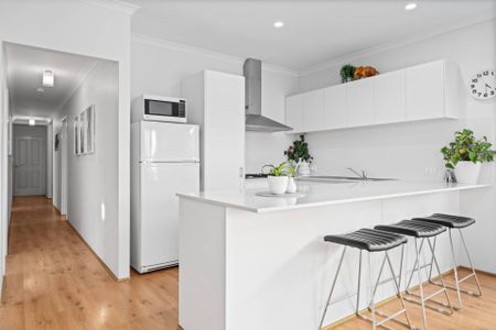 Beautifully Maintained Family Home in a Quiet, Convenient Location - Photo 4