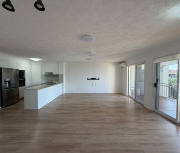 Modern Chevron Island Apartment – Walk to Cafes, Beach & HOTA - Photo 1