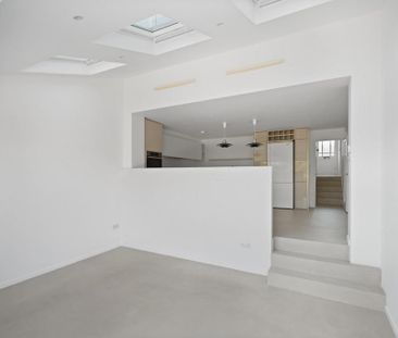 5 bedroom end of terrace house to rent - Photo 2