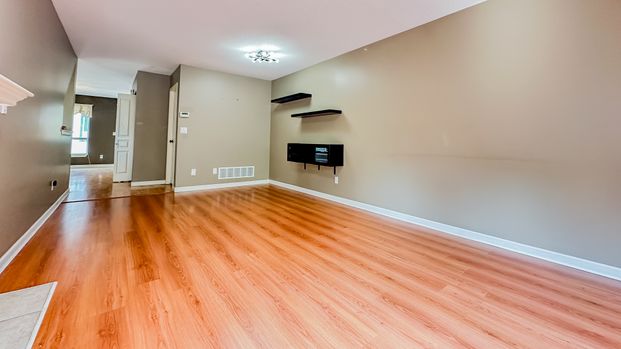 Spacious 3 Bed Corner Townhouse With Double Garage In Camelot Village, Surrey. - Photo 1