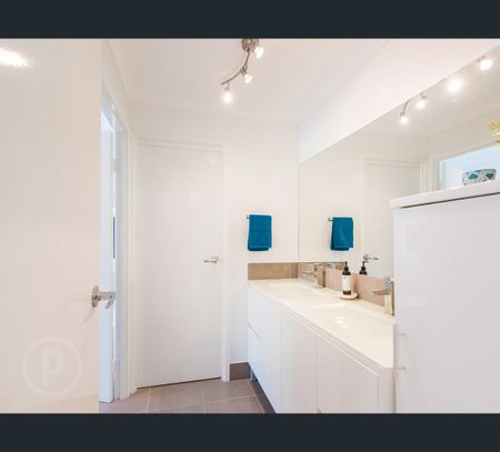 10 Gwandalan Street, Eight Mile Plains, Qld 4113 - Photo 3