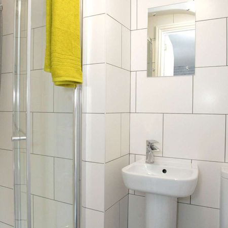 OX Living is proud to present this high-quality 6-bedroom co-living property, perfect for working professionals looking for stylish, stress-free living. Room 5 - Photo 3