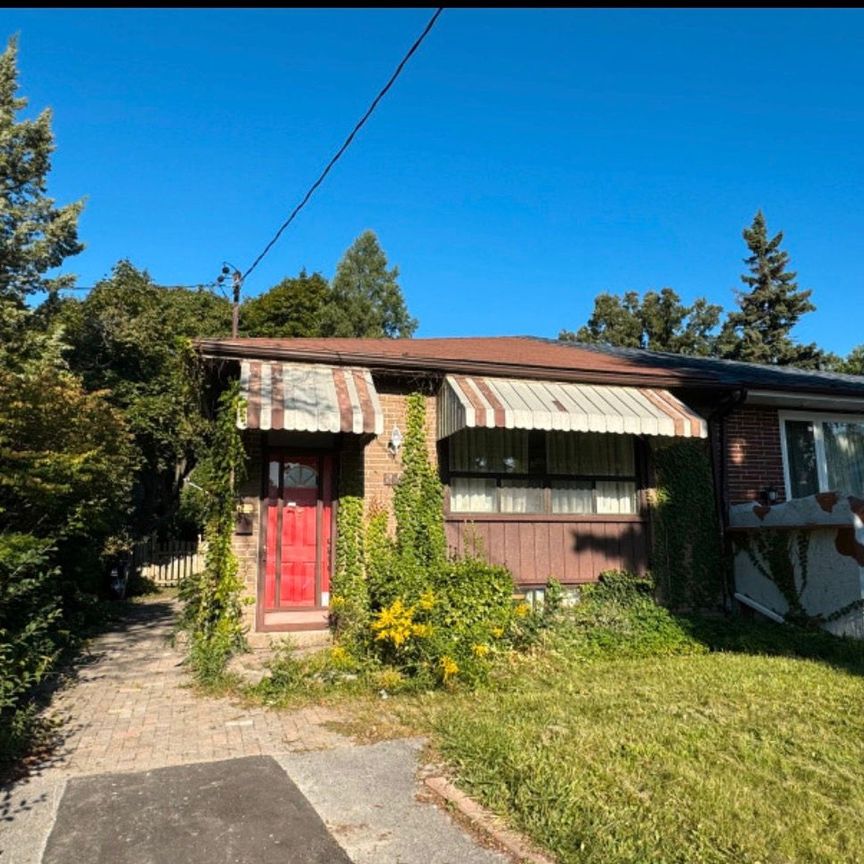 For Lease - 102 Billington Crescent, Toronto, Ontario - Photo 1