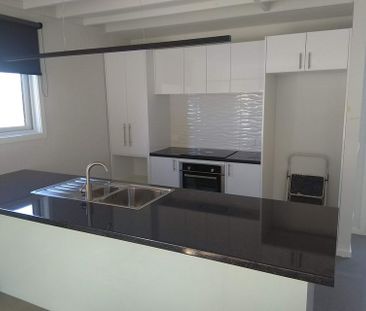 Newish, sunny and great location - Photo 2