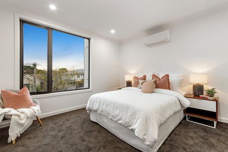 Architectural Ease Meets Family Prestige - 4 bedrooms, 3 Bathrooms & Plenty of Space! - Photo 2