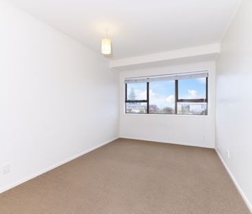 Large family home including huge rumpus room downstairs with bathro... - Photo 1
