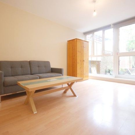 Five Bedroom House to rent in LONDON - Photo 1