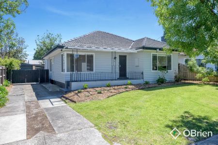 “Spacious Family Home in a Prime Frankston Location” - Photo 3