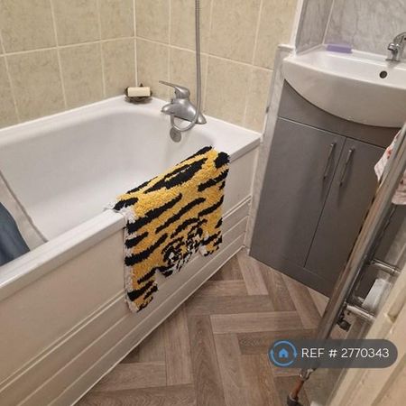 1 bedroom in a flat share to rent - Photo 3