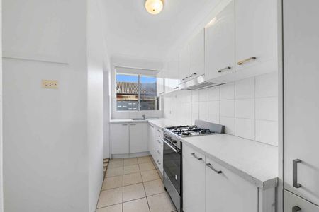 Freshly renovated! - Photo 4