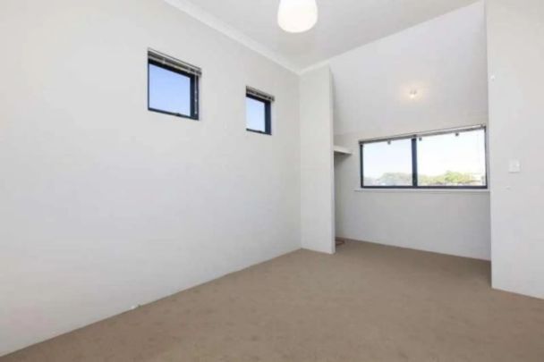 Spacious & Modern Townhouse! - Photo 1