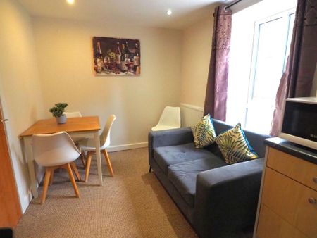 3 bedroom end of terrace house to rent - Photo 2