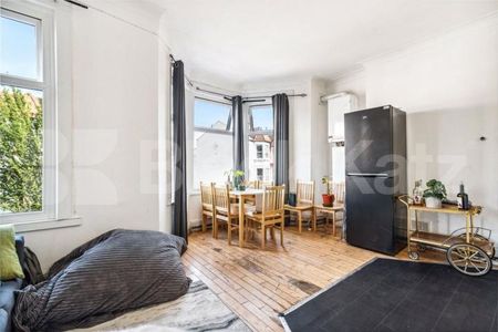 Split over two floor is this spacious 3double bedroom maisonette - Photo 2