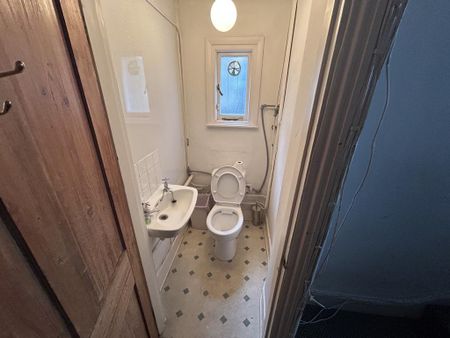 1 bedroom in a flat share to rent - Photo 5