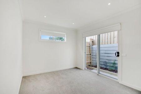 8 Berry Place Seaford VIC - Photo 2