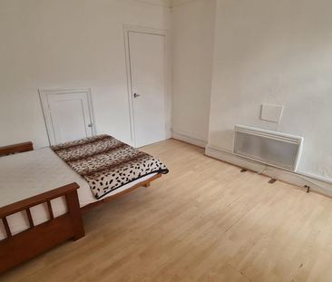 3 bedroom flat to rent - Photo 4