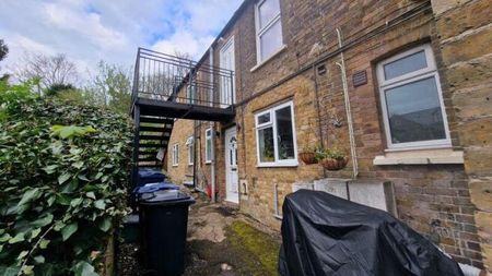 Priory Avenue, High Wycombe - Photo 4