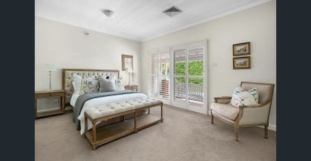 Superbly located oversized townhouse - Photo 5