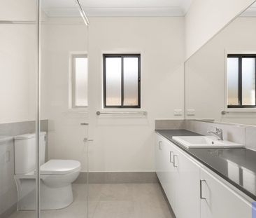 🏡 Stylish & Spacious Family Home with Modern Comfort in Logan Reserve✨ - Photo 5