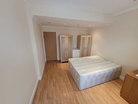 Room in a Shared Flat, Larch Road, NW2 - Photo 3