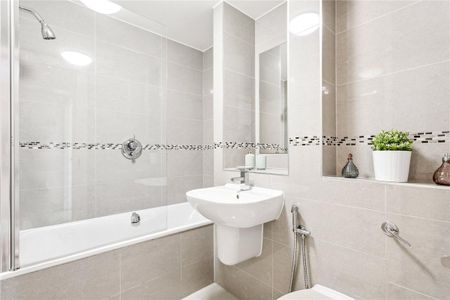 2 bedroom flat in London - Photo 4