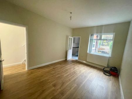 Spacious 2-bed mid-terrace on Warner Street, Derby. Two reception rooms, fitted kitchen, first-floor bathroom. uPVC double glazing, gas heating, landscaped rear garden & on-street parking. Close to city centre, schools & transport links. Available now, unfurnished, family friendly. - Photo 2