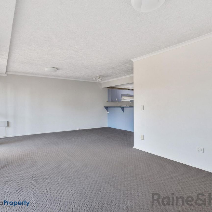 Quality, Comfort & Security! Beautifully appointed townhouse nestled in popular Centenary Heights! - Photo 1