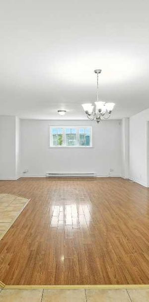 TRÈS GRAND APPARTEMENT 5 1/2 DE +- 1365 PI.CA AVEC THERMOPOMPE À LOUER À SAINT-RÉMI DÈS MAINTENANT! - Photo 1